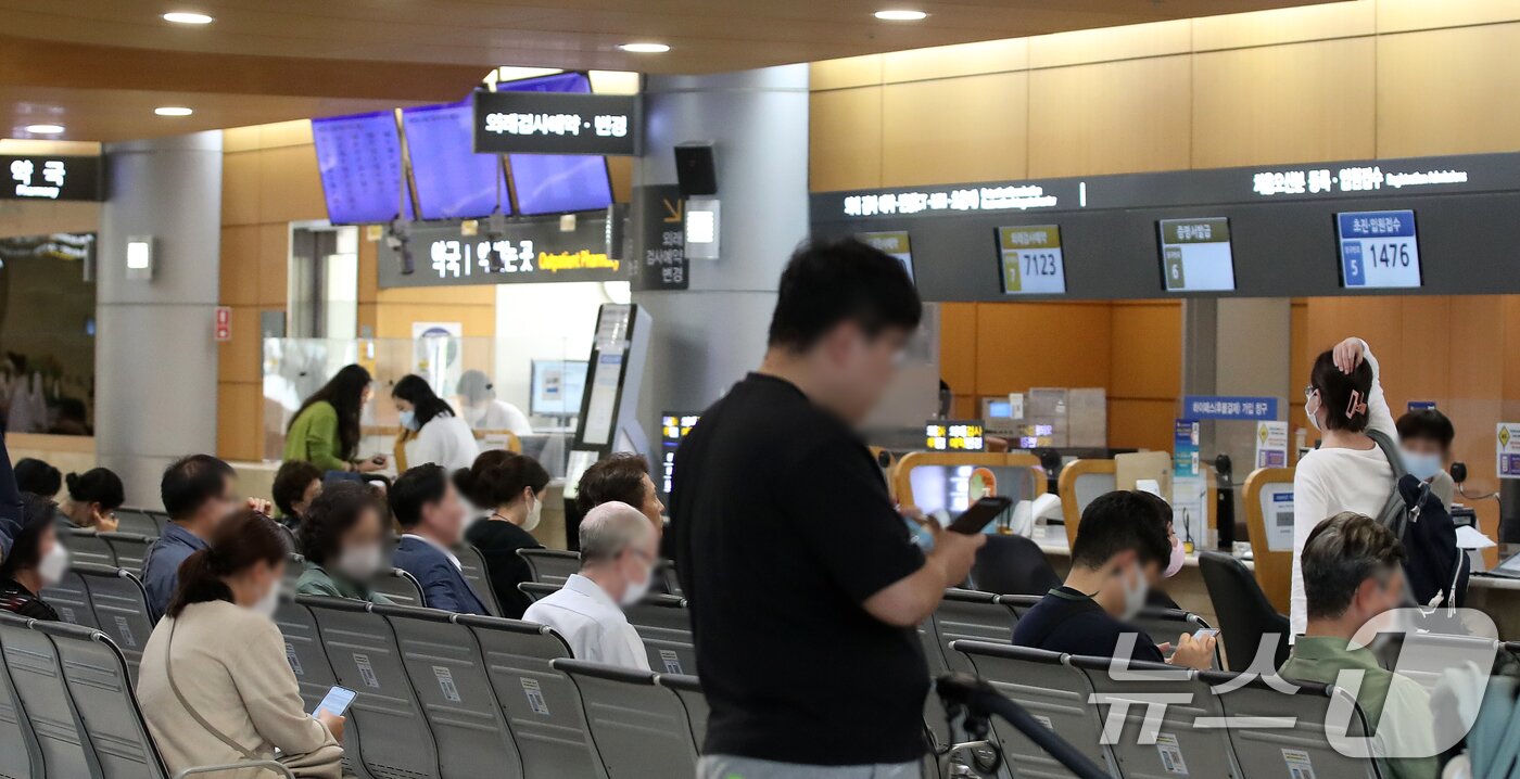 본문 이미지 - 의대 증원을 놓고 정부와 의료계의 입장이 평행선을 달리고 있는 22일 서울 시내의 한 대학병원에서 내원객들이 접수를 위해 대기하고 있다. 2024.5.22/뉴스1 ⓒ News1 이승배 기자