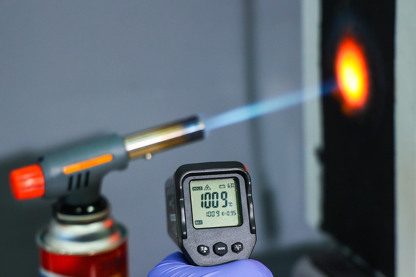 본문 이미지 - 박람회 현장에서 1000℃ 이상 온도로 단열·불연 테스트 중인 단열 소재 / 사진=㈜멕스플로러 제공