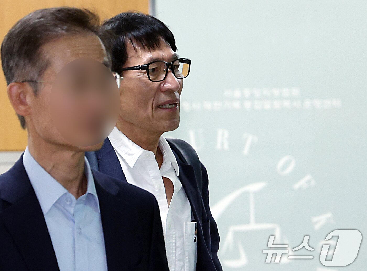 본문 이미지 - 강제추행 혐의로 1심에서 징역형을 선고받았던 임옥상 작가가 22일 오후 서울 서초구 서초동 서울중앙지방법원에서 열린 항소심 선고 공판에 출석하고 있다. 1심 법원은 임 작가에게 징역 6개월에 집행유예 2년을 선고했으며, 성폭력 치료프로그램 40시간 이수도 명했다. 2024.5.22/뉴스1 ⓒ News1 박정호 기자