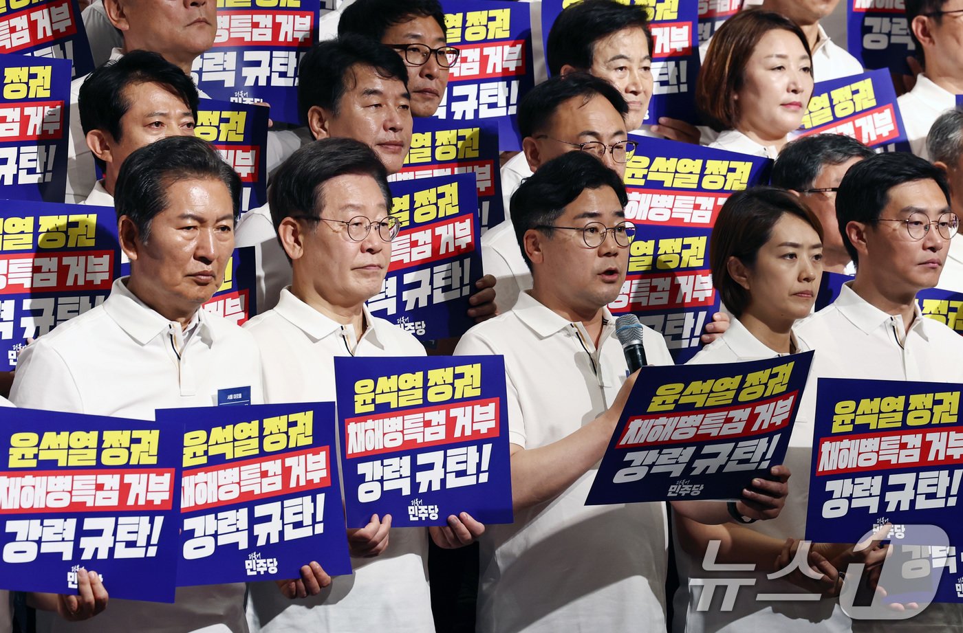 본문 이미지 - 이재명 대표와 박찬대 원내대표 등 더불어민주당 국회의원 당선인들이 22일 오후 충남 예산군 스플라스 리솜에서 열린 제22대 국회 당선인 워크숍에서 윤석열 대통령의 해병대원 특검법 거부권 규탄 성명을 발표하고 있다./뉴스1 ⓒ News1 구윤성 기자