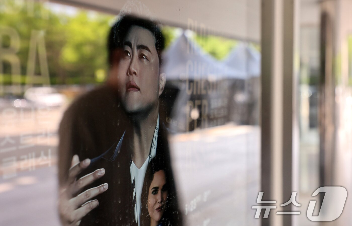 본문 이미지 - 22일 오후 서울 송파구 올림픽공원 KSPO돔(체조경기장)에 '월드 유니온 오케스트라 슈퍼 클래식 : 김호중 & 프리마돈나’ 포스터가 붙어 있다.  2024.5.22/뉴스1 ⓒ News1 박지혜 기자
