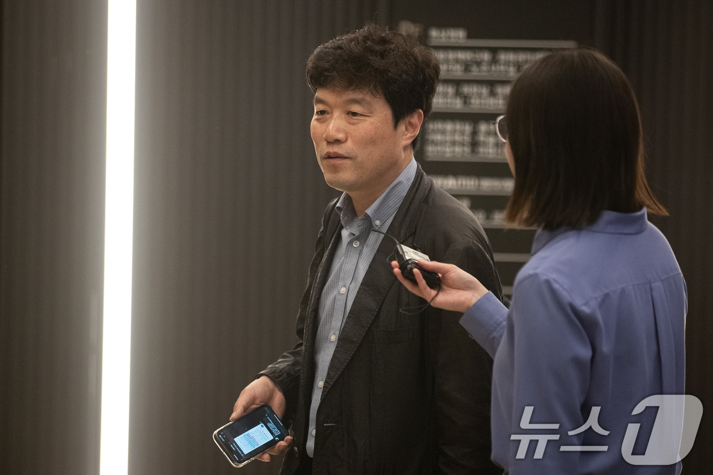 (서울=뉴스1) 유승관 기자 = 최창민 전국의과대학교수 비상대책위원회 위원장이 22일 서울 용산구 대한의사협회 회관에서 열린 의대정원 증원사태 대응방안 논의를 위한 비공개 연석회의 …