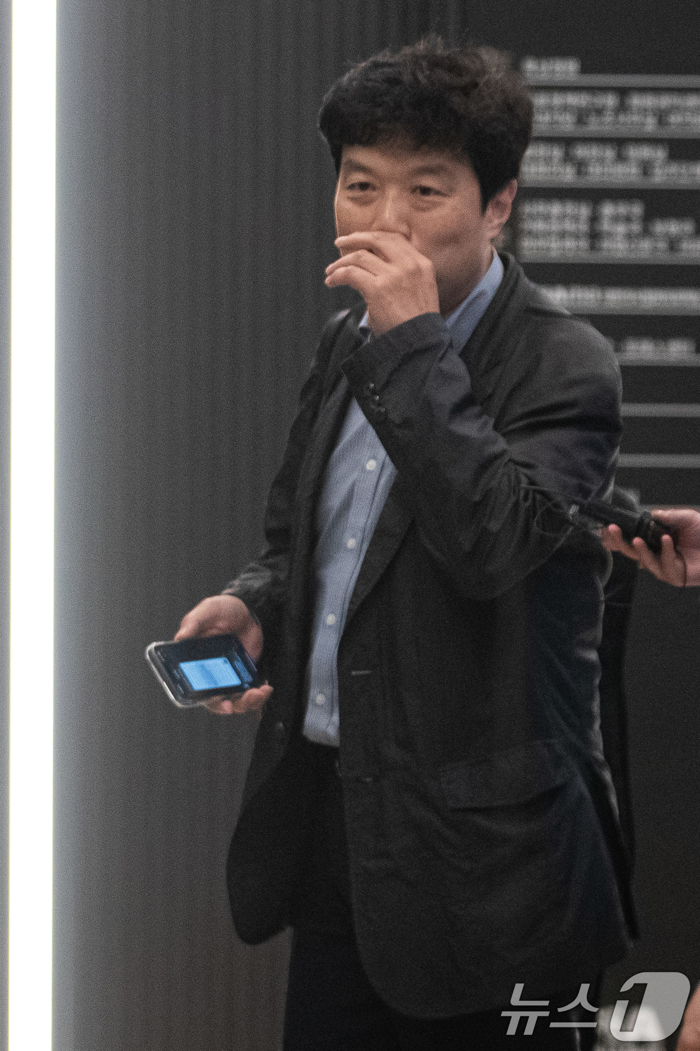 (서울=뉴스1) 유승관 기자 = 최창민 전국의과대학교수 비상대책위원회 위원장이 22일 서울 용산구 대한의사협회 회관에서 열린 의대정원 증원사태 대응방안 논의를 위한 비공개 연석회의 …