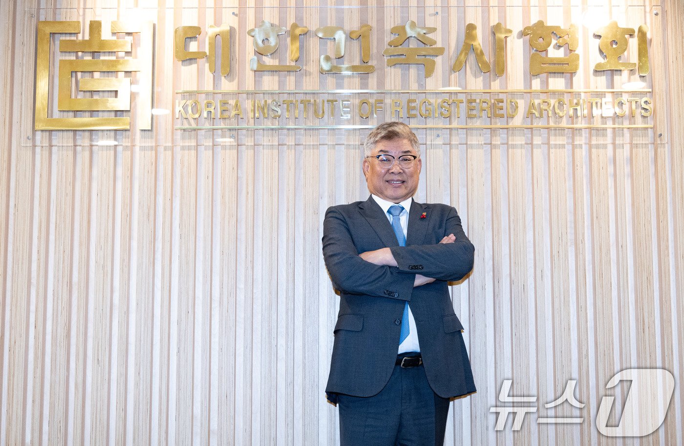 본문 이미지 - 김재록 대한건축사협회 회장이 22일 오후 서울 서초구 대한건축사협회에서 뉴스1과 인터뷰를 하기 전 포즈를 취하고 있다. 2024.5.22/뉴스1 ⓒ News1 이재명 기자