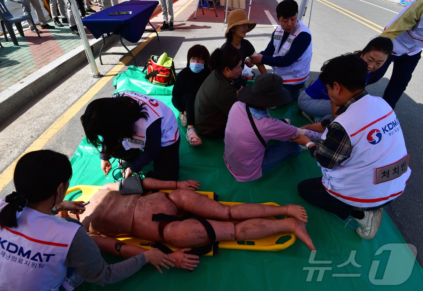 22일 오후 경북 포항시 남구 동해면 면민복지회관에서 실시된 극한호우 대비 재난대응 안전한국훈련에서 포항남부보건소 재난대응반이 응급환자를 치료하고 있다. 2024.5.22/뉴스1 ⓒ News1 최창호 기자 