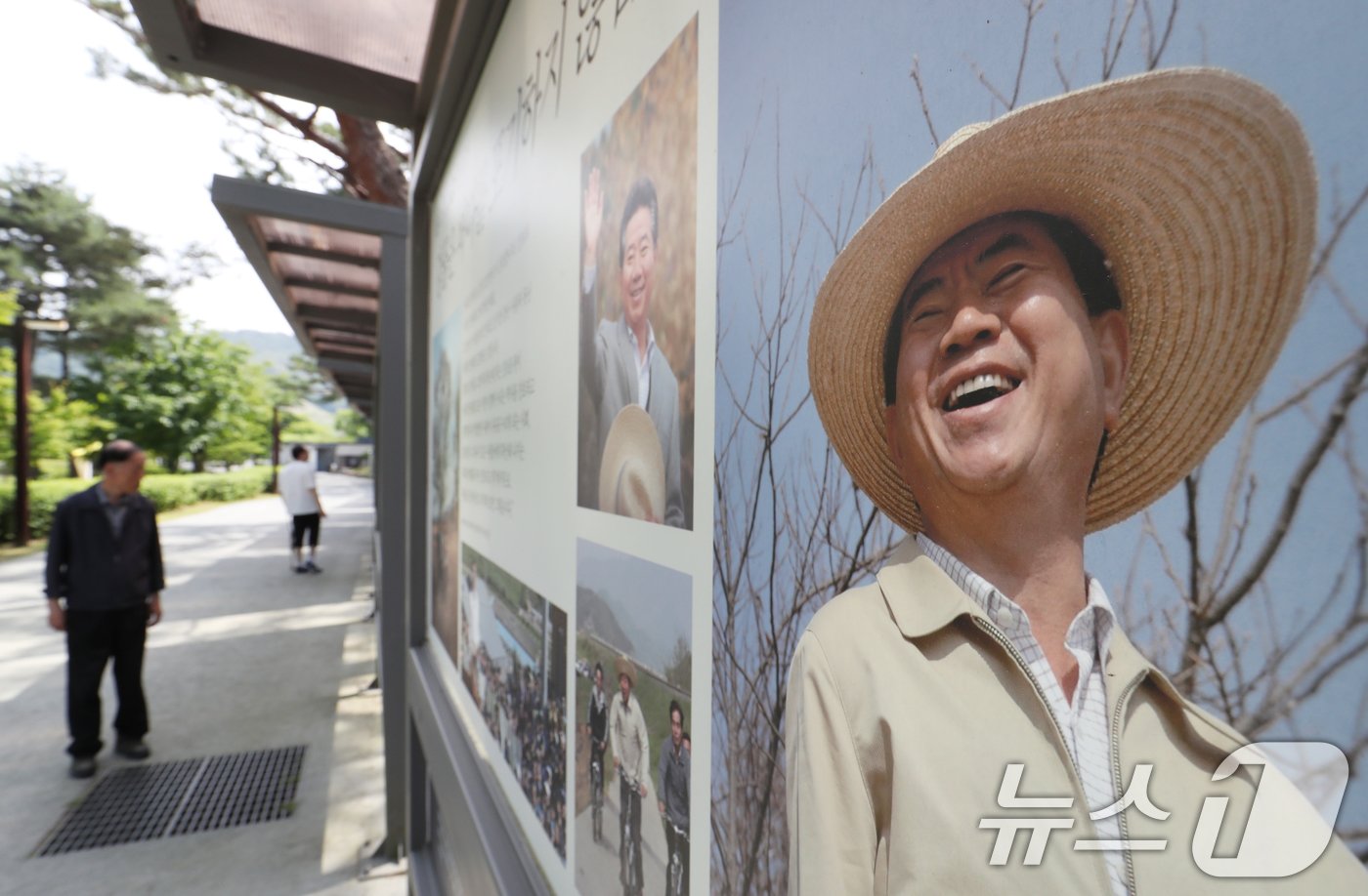 고&#40;故&#41; 노무현 전 대통령 서거 15주기 추도식을 하루 앞둔 22일 오후 경남 김해 봉하마을에 시민들의 발길이 이어지고 있다. 2024.5.22/뉴스1 ⓒ News1 윤일지 기자