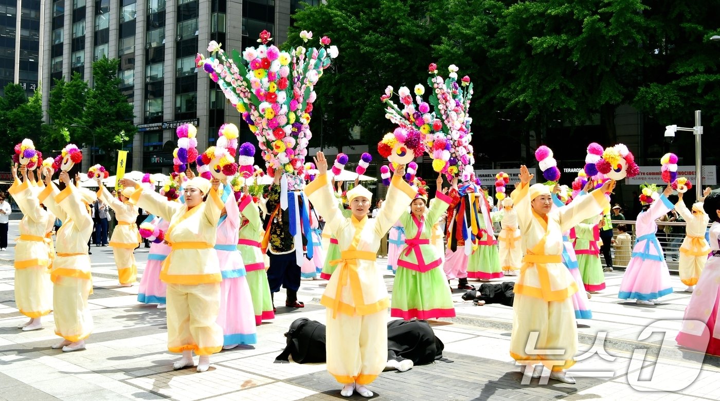 경산시가 22일 서울 청계광장에서 오는 6월 8~10일 계정숲에서 열리는 자인단오제 홍보를 위해 여원무 공연을 펼치고 있다. &#40;경산시 제공&#41; 2024.5.22/뉴스1 ⓒ News1 정우용 기자