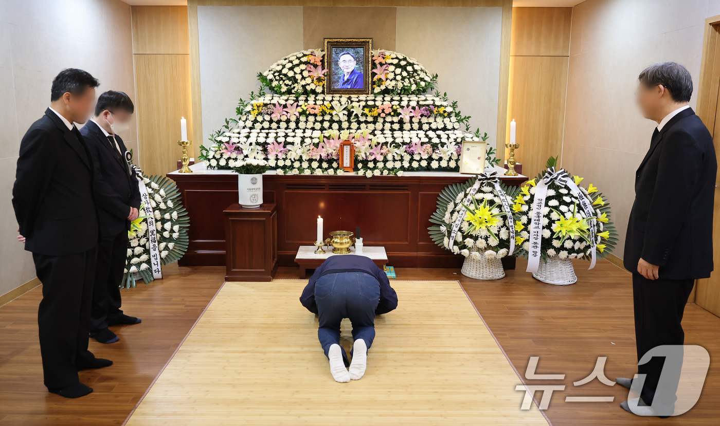 (서울=뉴스1) 김진환 기자 = 22일 오후 서울 종로구 서울대학교 병원 장례식장에 시집 '농무', '가난한 사랑노래' 등을 쓴 문단의 원로 故 신경림 시인의 빈소가 마련돼 있다. …