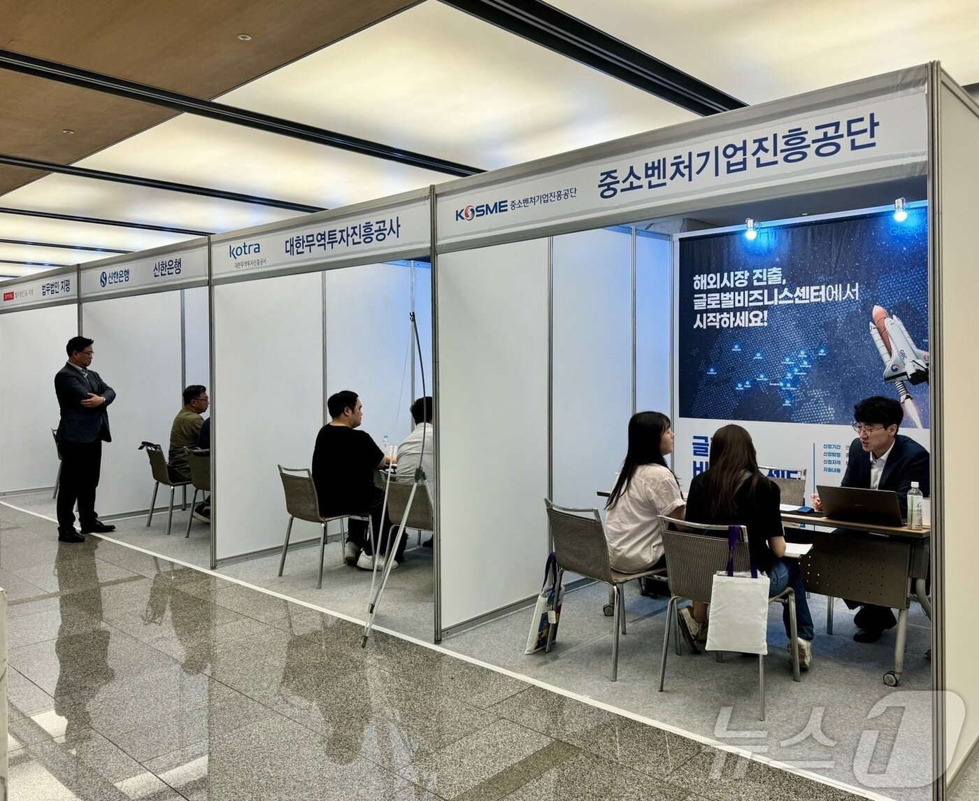 본문 이미지 - 서울 중구 대한상공회의소에서 열린 '민관합동 중소‧벤처기업 글로벌 진출지원 컨퍼런스'에서 기업들이 상담을 받고 있다. (중소벤처기업부 제공)