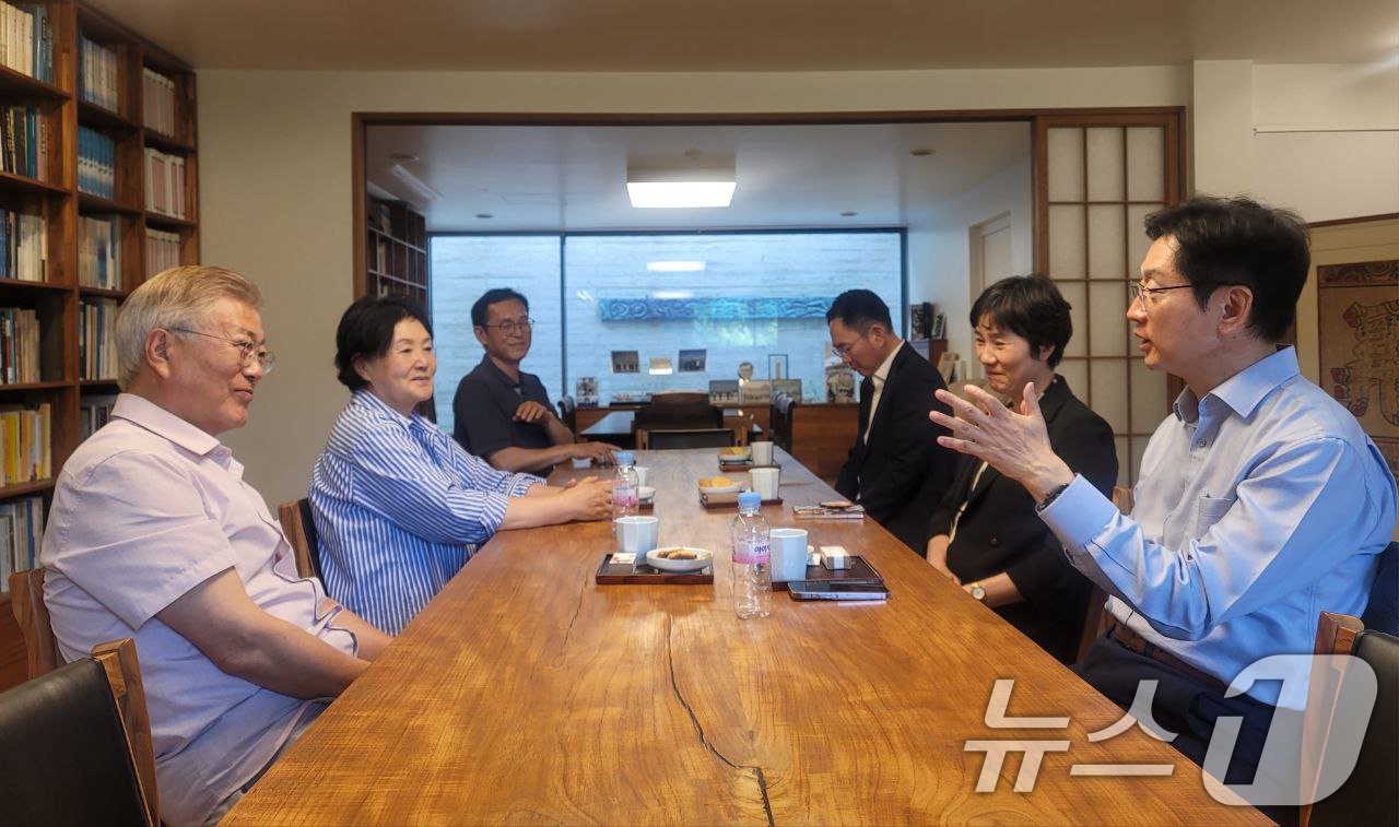 본문 이미지 - 김경수 전 경남도지사가 22일 오후 경남 양산 평산마을을 찾아 문재인 전 대통령을 예방, 대화하고 있다. (더불어민주당 경남도당 제공)2024.5.22/뉴스1