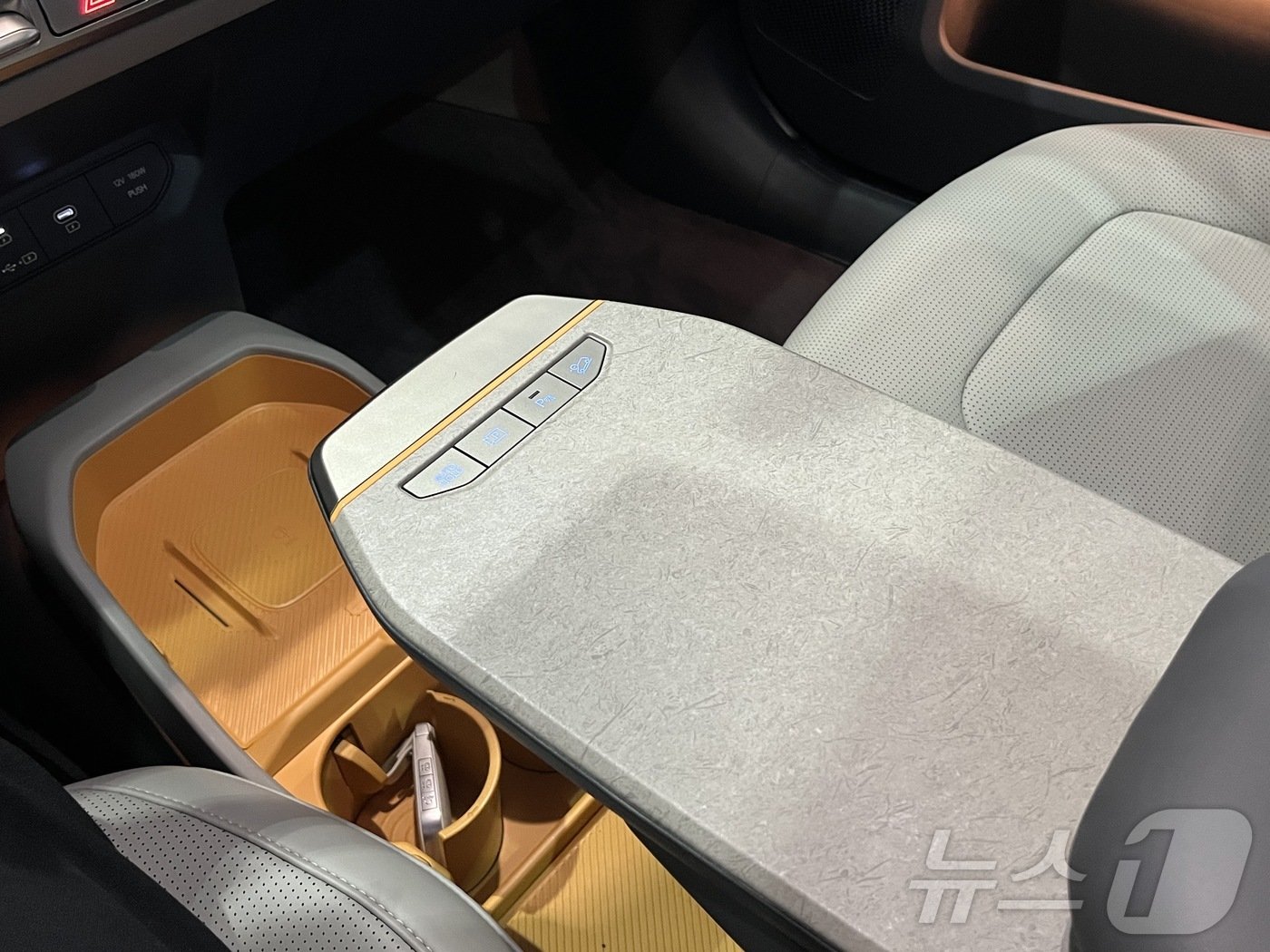 본문 이미지 - 기아 EV3에 최초로 적용된 '슬라이딩 콘솔 테이블'.  길이를 최대 120㎜ 까지 확장할 수 있다. 