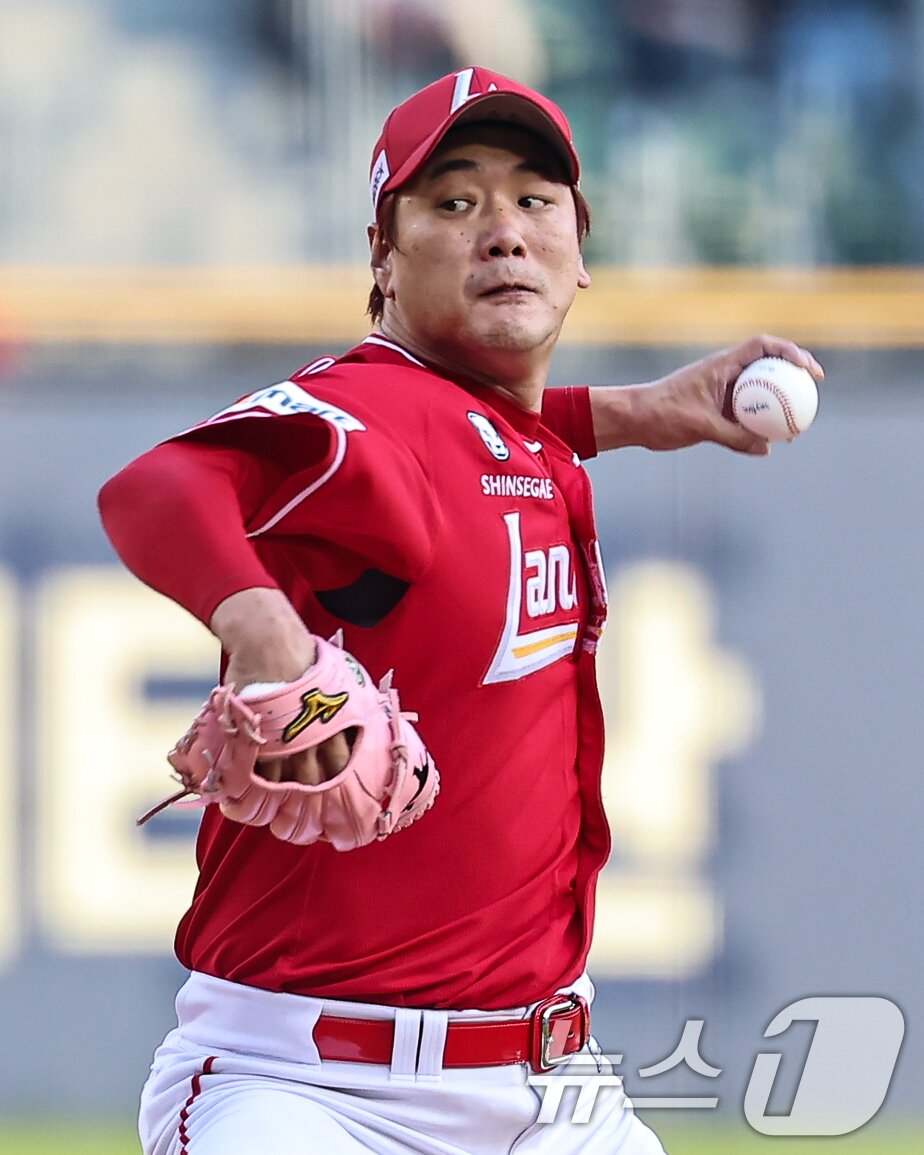 22일 오후 서울 송파구 잠실야구장에서 열린 프로야구 &#39;2024 신한 SOL 뱅크 KBO리그&#39; SSG 랜더스와 두산 베어스의 경기, SSG 선발투수 김광현이 1회말 등판해 힘차게 공을 던지고 있다. 2024.5.22/뉴스1 ⓒ News1 김도우 기자