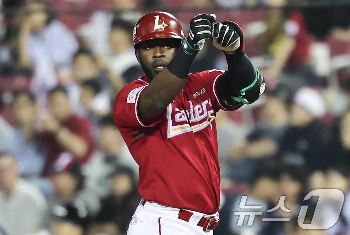 본문 이미지 - 22일 오후 서울 송파구 잠실야구장에서 열린 프로야구 '2024 신한 SOL 뱅크 KBO리그' SSG 랜더스와 두산 베어스의 경기, 6회초 1사 상황에서 SSG 에레디아가 안타를 치고 기뻐하고 있다. 2024.5.22/뉴스1 ⓒ News1 김도우 기자