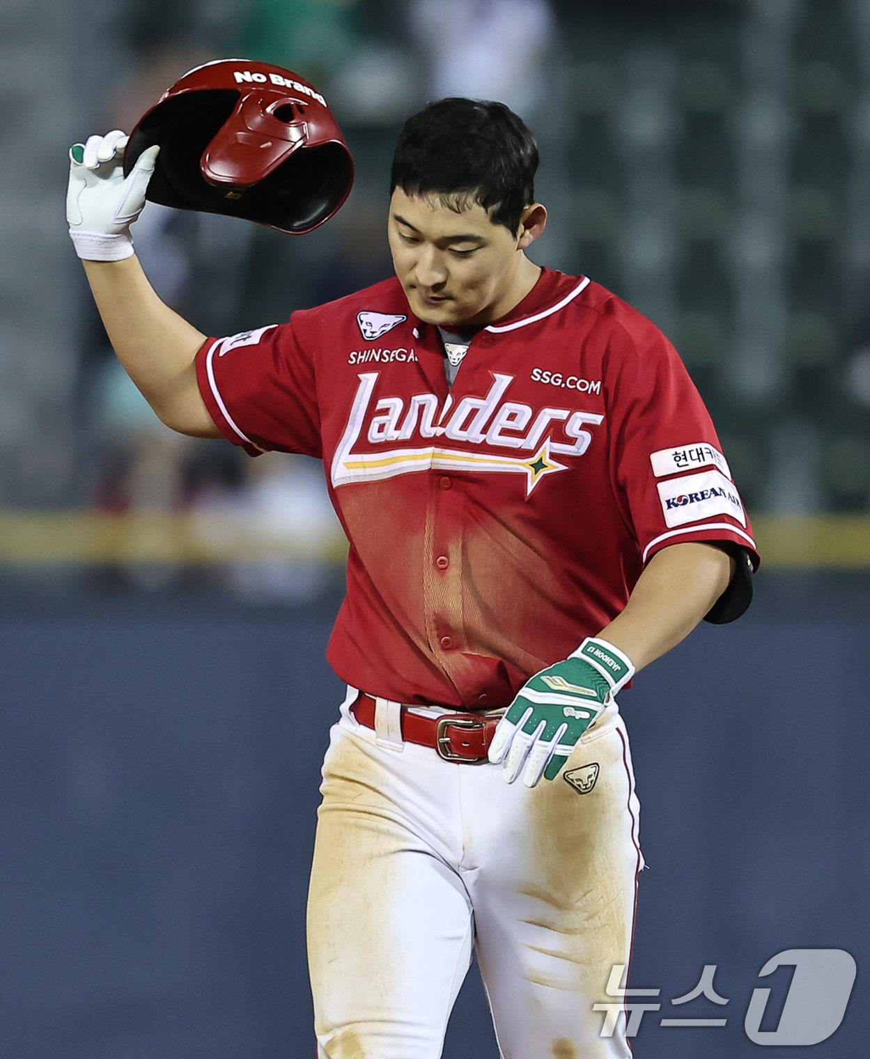 본문 이미지 - 22일 오후 서울 송파구 잠실야구장에서 열린 프로야구 '2024 신한 SOL 뱅크 KBO리그' SSG 랜더스와 두산 베어스의 경기, 6회초 2사 만루상황에서 SSG 한유섬이 중견수 플라이 아웃된 뒤 아쉬워하고 있다. 2024.5.22/뉴스1 ⓒ News1 김도우 기자