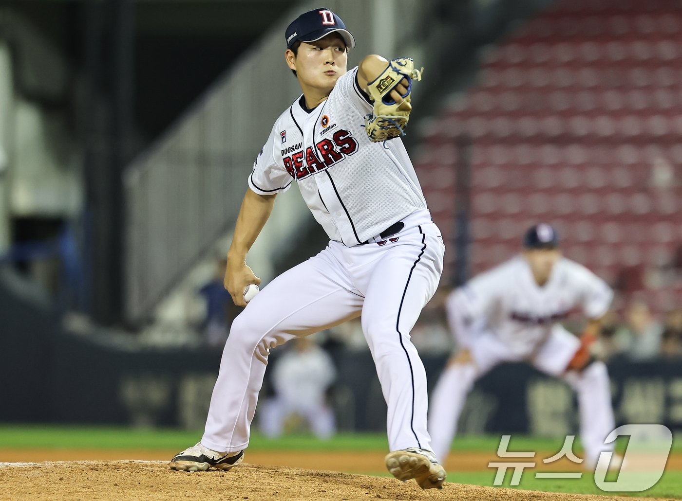 22일 오후 서울 송파구 잠실야구장에서 열린 프로야구 &#39;2024 신한 SOL 뱅크 KBO리그&#39; SSG 랜더스와 두산 베어스의 경기, 8회초 등판한 두산 김택연이 역투하고 있다. 2024.5.22/뉴스1 ⓒ News1 김도우 기자