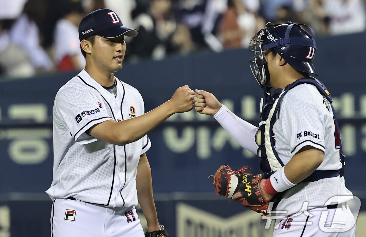 본문 이미지 - 22일 오후 서울 송파구 잠실야구장에서 열린 프로야구 '2024 신한 SOL 뱅크 KBO리그' SSG 랜더스와 두산 베어스의 경기, 두산 마무리 홍건희가 9회초를 무실점으로 막은 뒤 기뻐하고 있다. 2024.5.22/뉴스1 ⓒ News1 김도우 기자