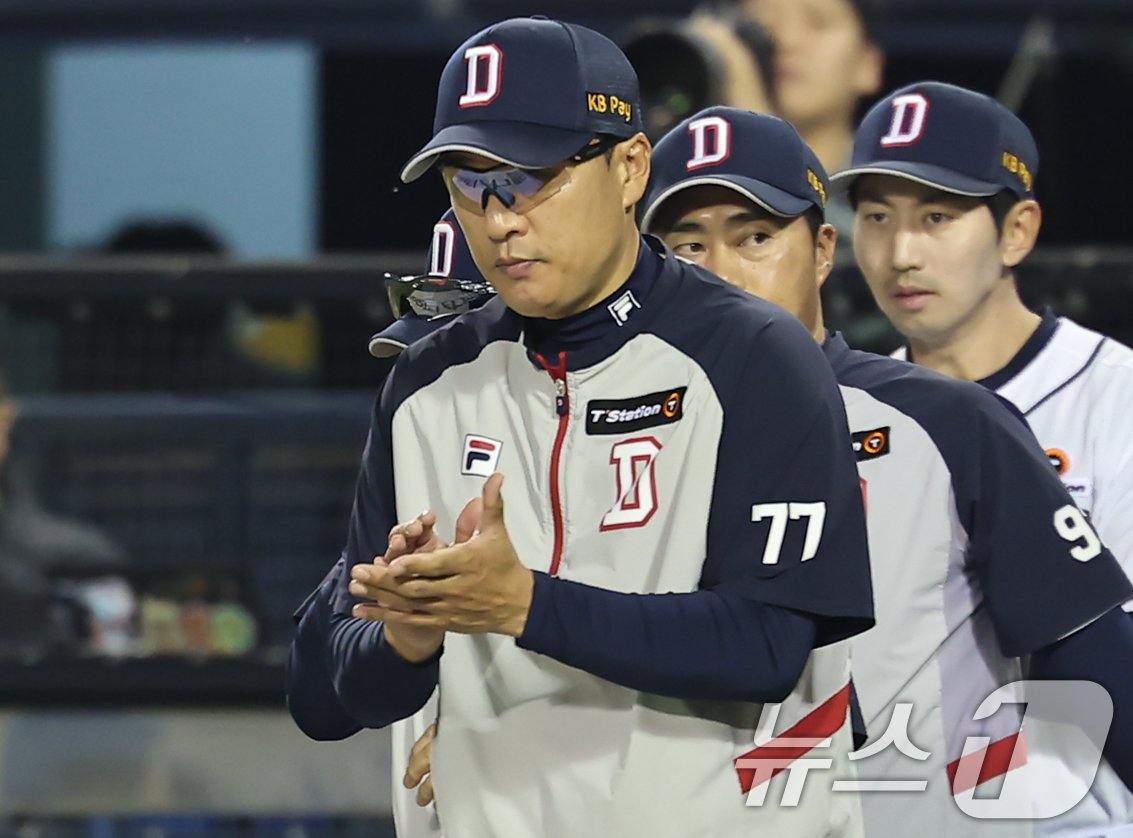 22일 오후 서울 송파구 잠실야구장에서 열린 프로야구 &#39;2024 신한 SOL 뱅크 KBO리그&#39; SSG 랜더스와 두산 베어스의 경기, 두산 이승엽 감독이 3대1 승리를 거두고 선수들을 격려하고 있다. 2024.5.22/뉴스1 ⓒ News1 김도우 기자