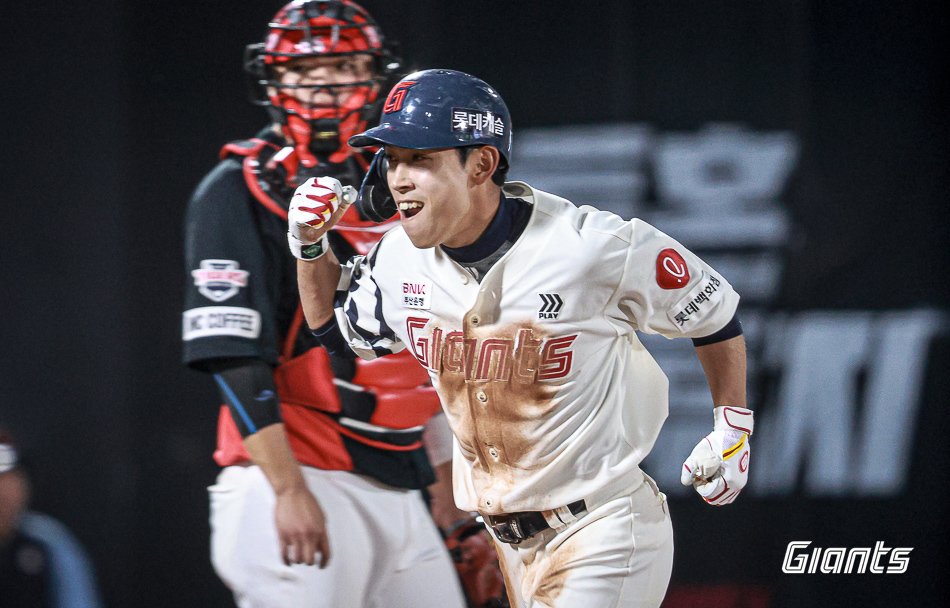 본문 이미지 - 롯데 자이언츠 외야수 황성빈이 22일 부산 사직구장에서 열린 KBO리그 KIA 타이거즈전에서 득점에 성공한 뒤 기뻐하고 있다. (롯데 자이언츠 제공)
