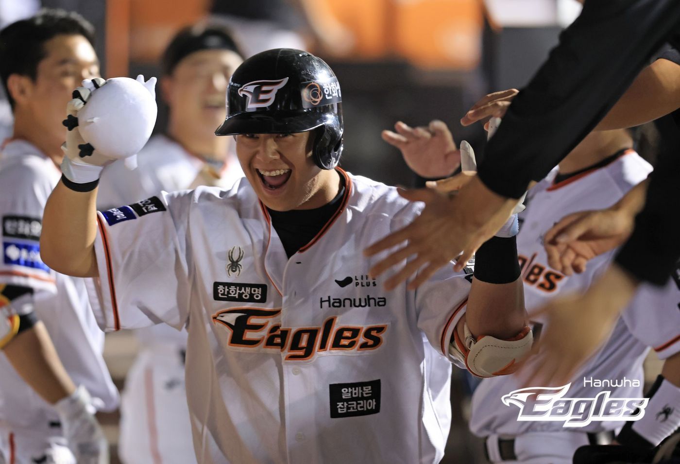 본문 이미지 - 한화 이글스 내야수 노시환이 22일 대전 한화생명이글스파크에서 열린 KBO리그 LG 트윈스전에서 7회말 동점 홈런을 터뜨린 후 동료들의 축하를 받고 있다. (한화 이글스 제공)