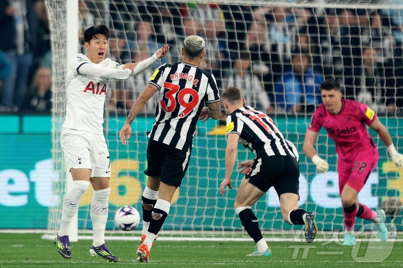 본문 이미지 - 손흥민이 22일 호주 멜버른에서 열린 뉴캐슬 유나이티드와 친선경기에서 자신의 슈팅이 상대 수비수의 팔에 맞은 뒤 페널티킥이 선언되지 않자 항의하고 있다. ⓒ AFP=뉴스1