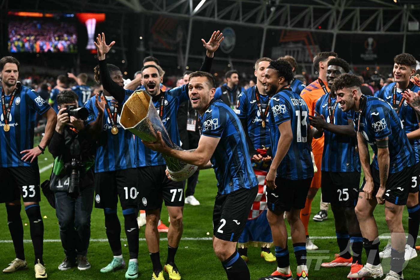 본문 이미지 - 유로파리그 정상에 오른 아탈란타 선수들. ⓒ AFP=뉴스1