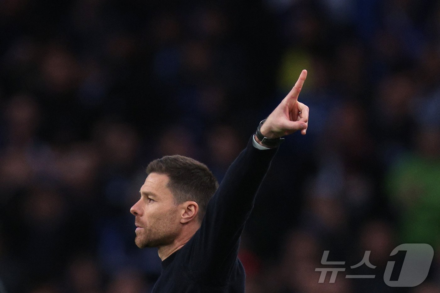 본문 이미지 - 시즌 첫 패배를 기록한 레버쿠젠의 알론소 감독. ⓒ AFP=뉴스1
