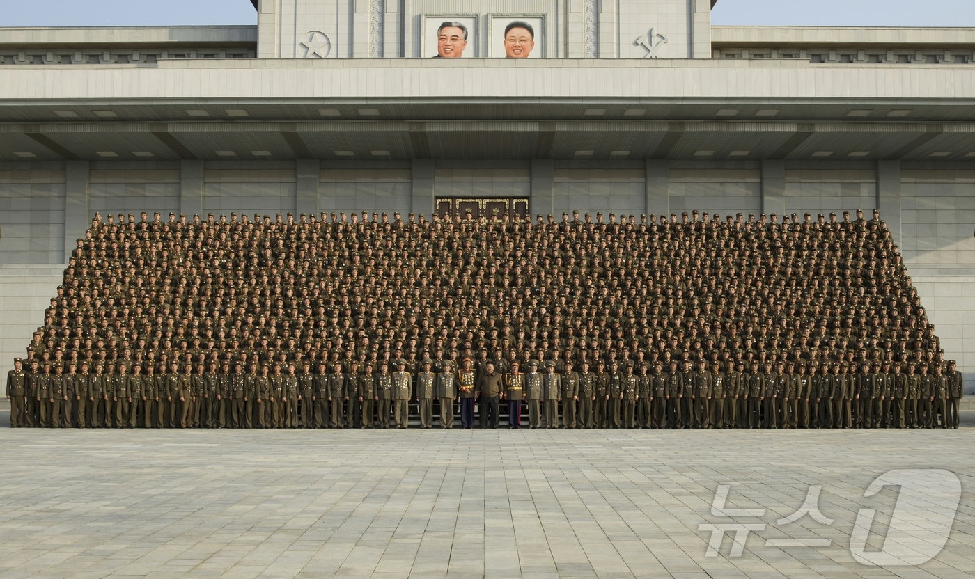 (평양 노동신문=뉴스1) = 북한 노동당 기관지 노동신문은 김정은 노동당 총비서가 전날인 22일 조선노동당 중앙간부학교 건설과 준공 행사에 기여한 군인건설자, 설계일꾼들, 예술인들 …
