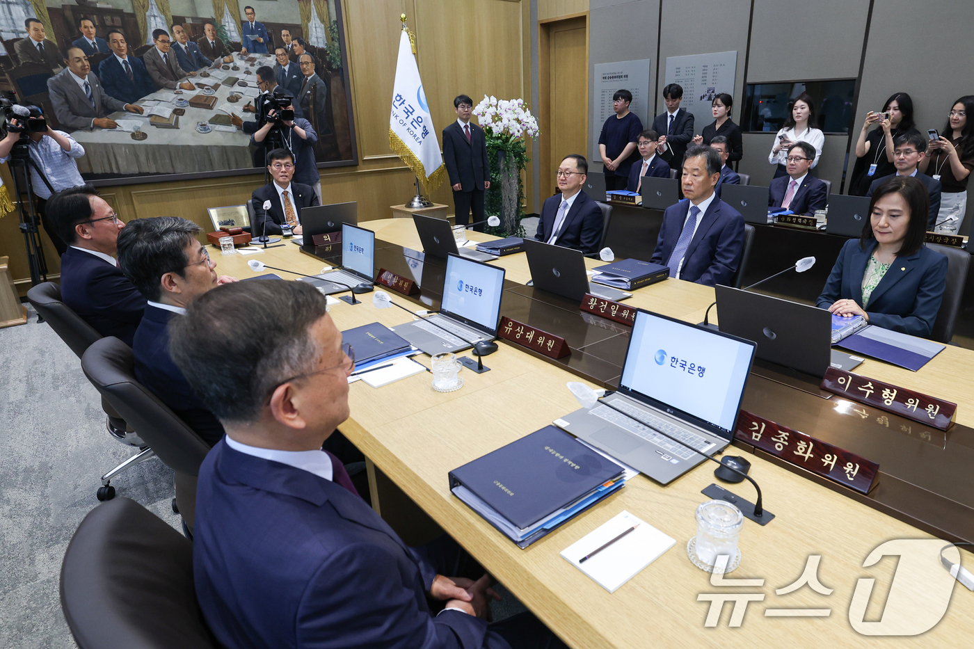 (서울=뉴스1) 사진공동취재단 = 이창용 한국은행 총재가 23일 서울 중구 한국은행에서 열린 금융통화위원회를 주재하고 있다. 2024.5.23/뉴스1