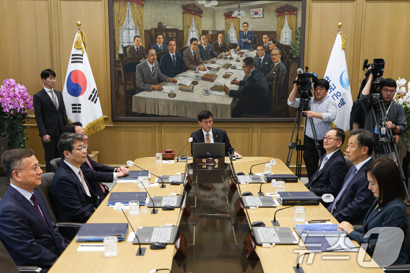 (서울=뉴스1) 사진공동취재단 = 이창용 한국은행 총재가 23일 서울 중구 한국은행에서 열린 금융통화위원회를 주재하고 있다. 2024.5.23/뉴스1