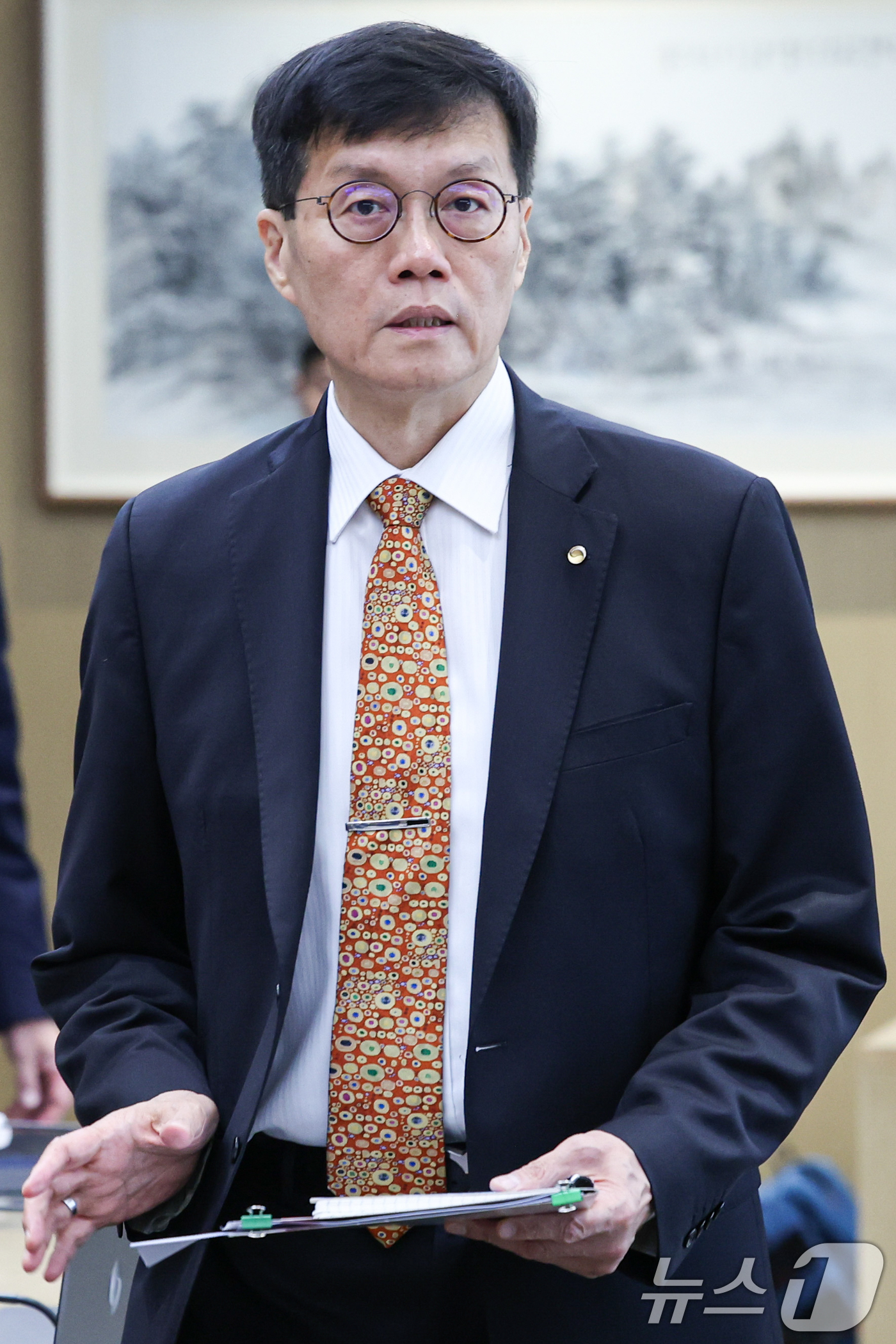 (서울=뉴스1) 사진공동취재단 = 이창용 한국은행 총재가 23일 서울 중구 한국은행에서 열린 금융통화위원회에 입장하고 있다. 2024.5.23/뉴스1