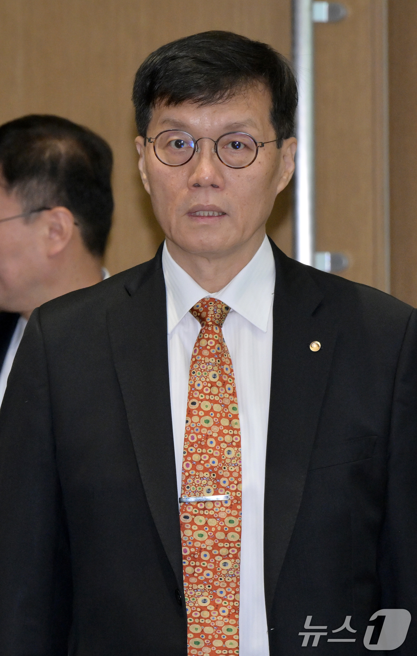 (서울=뉴스1) 사진공동취재단 = 이창용 한국은행 총재가 23일 서울 중구 한국은행에서 열린 금융통화위원회에 입장하고 있다. 2024.5.23/뉴스1