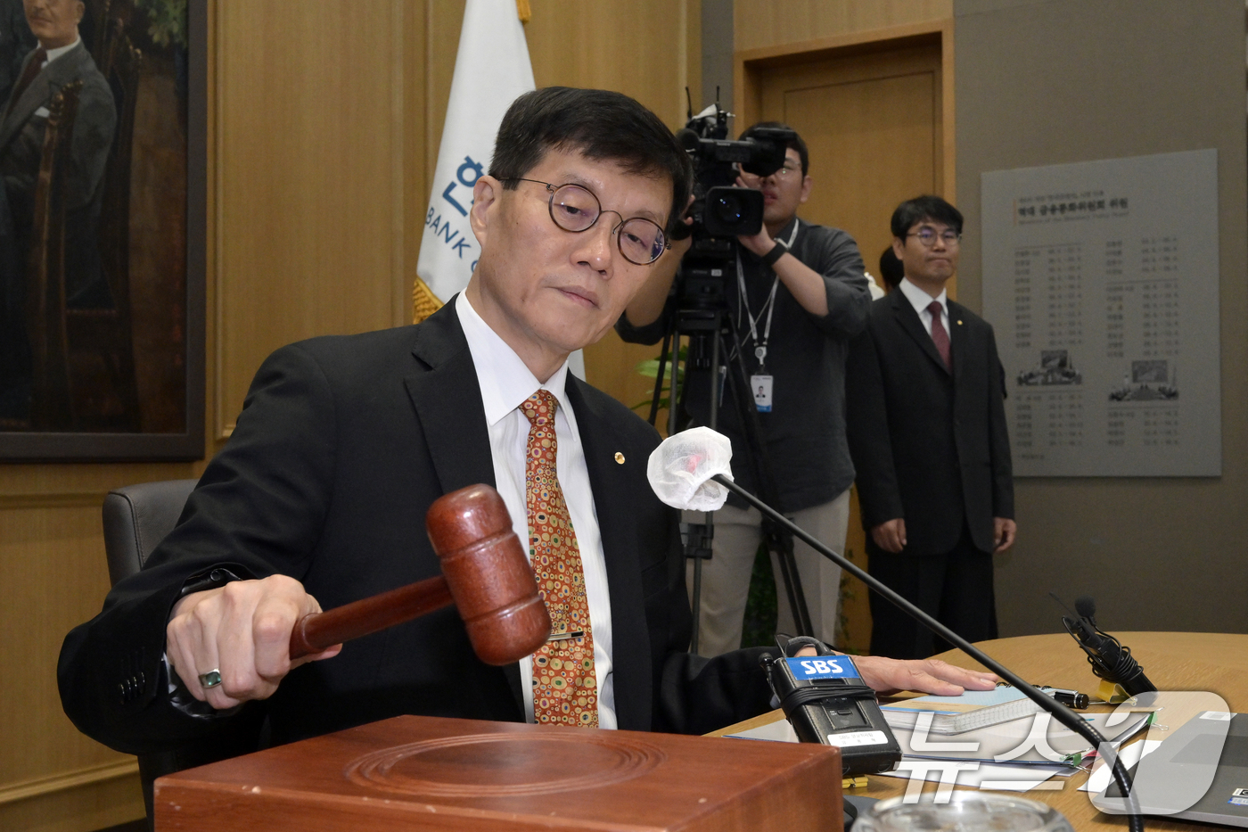 (서울=뉴스1) 사진공동취재단 = 이창용 한국은행 총재가 23일 서울 중구 한국은행에서 열린 금융통화위원회에서 의사봉을 두드리고 있다. 2024.5.23/뉴스1