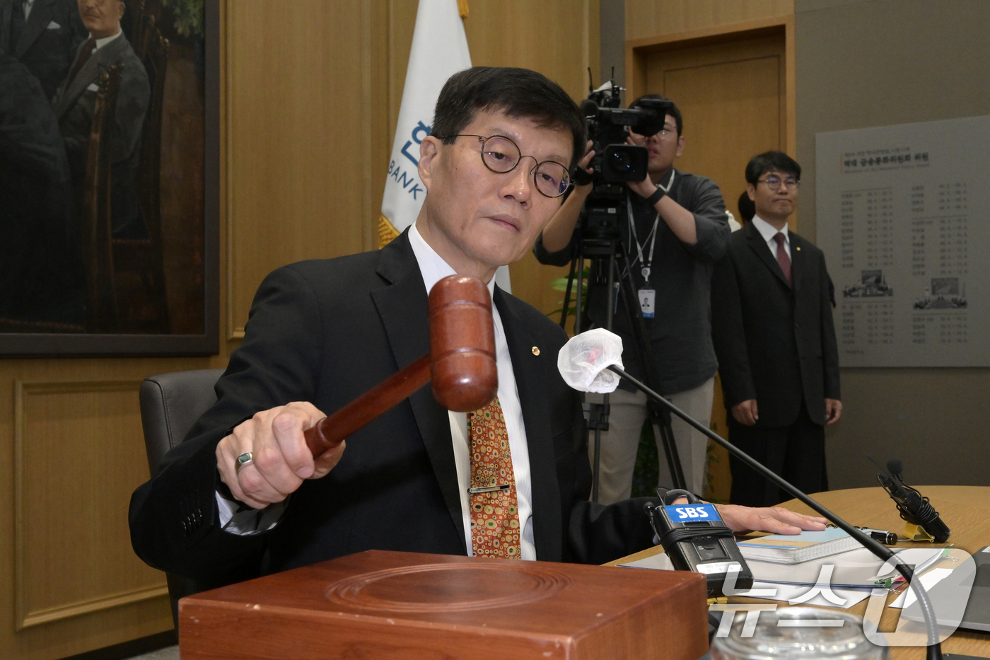 (서울=뉴스1) 사진공동취재단 = 이창용 한국은행 총재가 23일 서울 중구 한국은행에서 열린 금융통화위원회에서 의사봉을 두드리고 있다. 2024.5.23/뉴스1