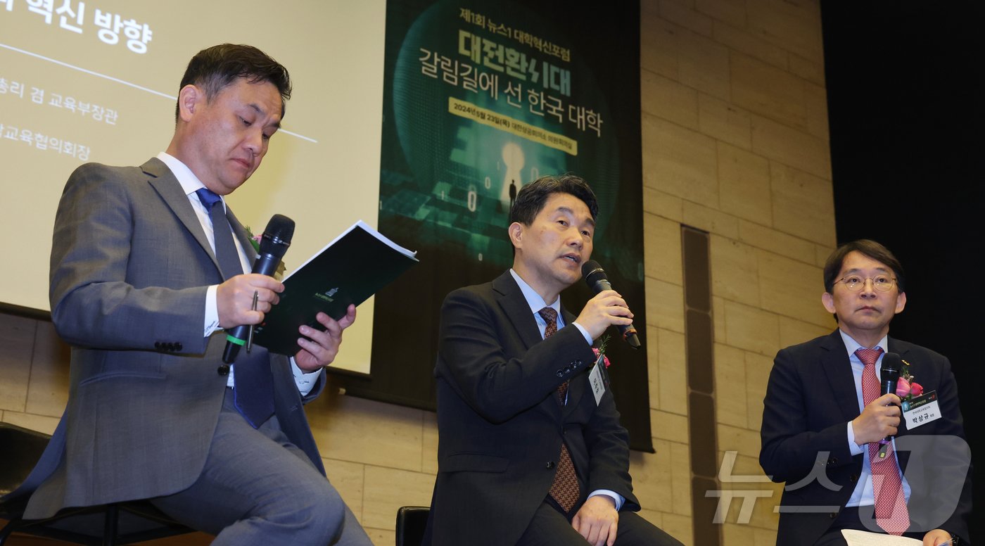 본문 이미지 - 이주호 사회부총리 겸 교육부 장관과 박상규 한국대학교육협의회장이 23일 서울 중구 대한상공회의소에서 열린 제1회 뉴스1 대학혁신포럼에서 '갈림길에 선 한국 대학의 혁신 방향'이란 주제로 특별대담을 하고 있다. 2024.5.23/뉴스1 ⓒ News1 김명섭 기자