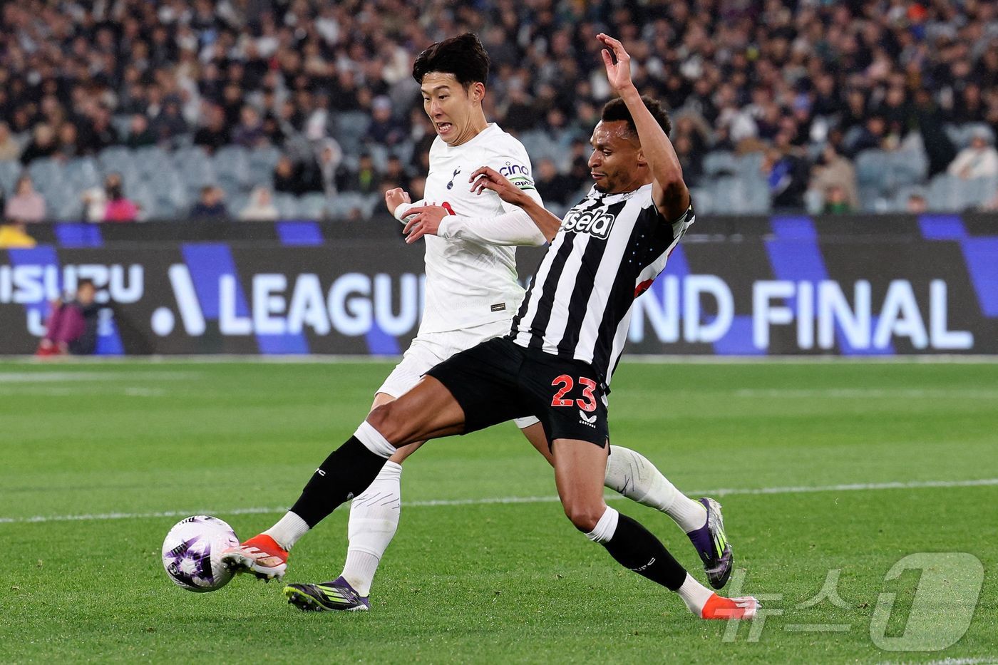 (맬버른 AFP=뉴스1) 우동명 기자 = 토트넘의 손흥민이 22일(현지시간) 호주 멜버른 크리켓 그라운드에서 열린 뉴캐슬 유나이티드와 친선 경기서 상대 선수 제이콥 머피와 볼을 다 …