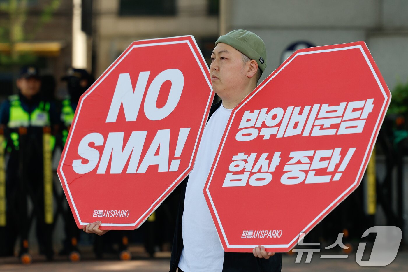 본문 이미지 - 이우성 평화와통일을여는사람들&#40;평통사&#41; 청년활동가가 제12차 한미 방위비분담금특별협정&#40;SMA&#41; 체결을 위한 2차 회의 마지막 날인 23일 오전 서울 동대문구 한국국방연구원 앞에서 방위비 분담 협상 중단을 촉구하며 1인 시위를 하고 있다. 2024.5.23/뉴스1 ⓒ News1 안은나 기자