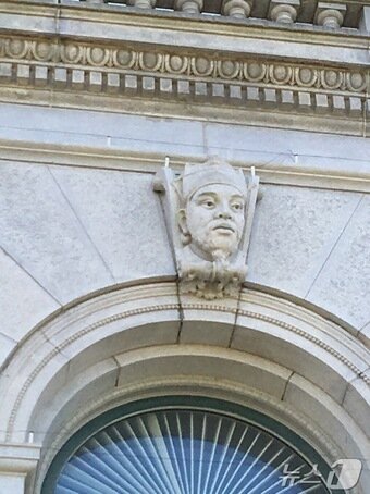 본문 이미지 - 미 의회도서관 건물 외벽에 장식된 대감 모자를 착용한 한국인 두상.