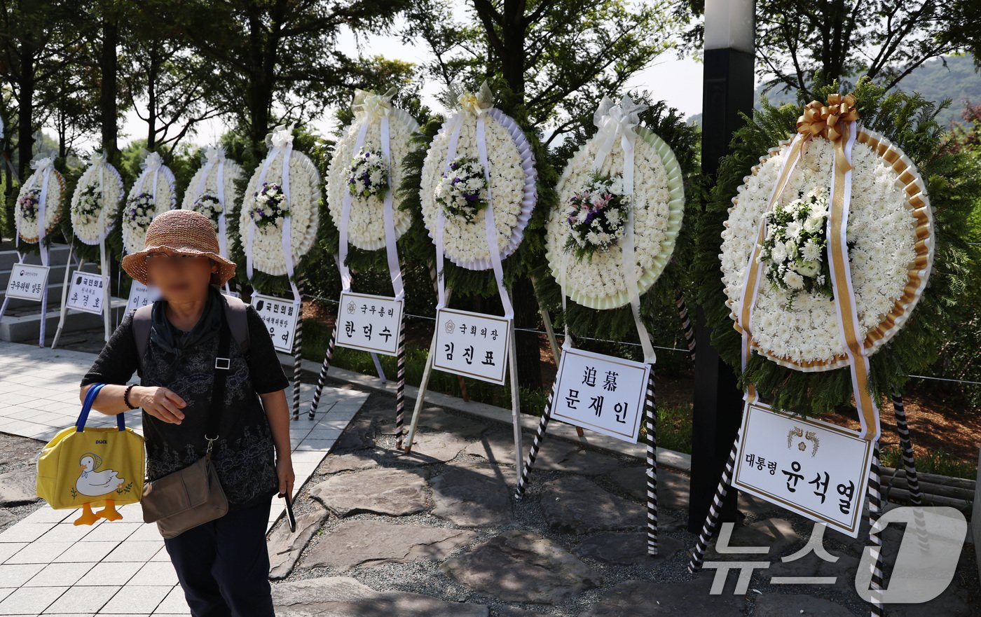 고&#40;故&#41; 노무현 전 대통령 서거 15주기를 맞은 23일 오전 경남 김해 봉하마을 노 전 대통령의 묘역에 윤석열 대통령과 문재인 전 대통령 등이 보낸 조화가 놓여 있다. 2024.5.23/뉴스1 ⓒ News1 구윤성 기자