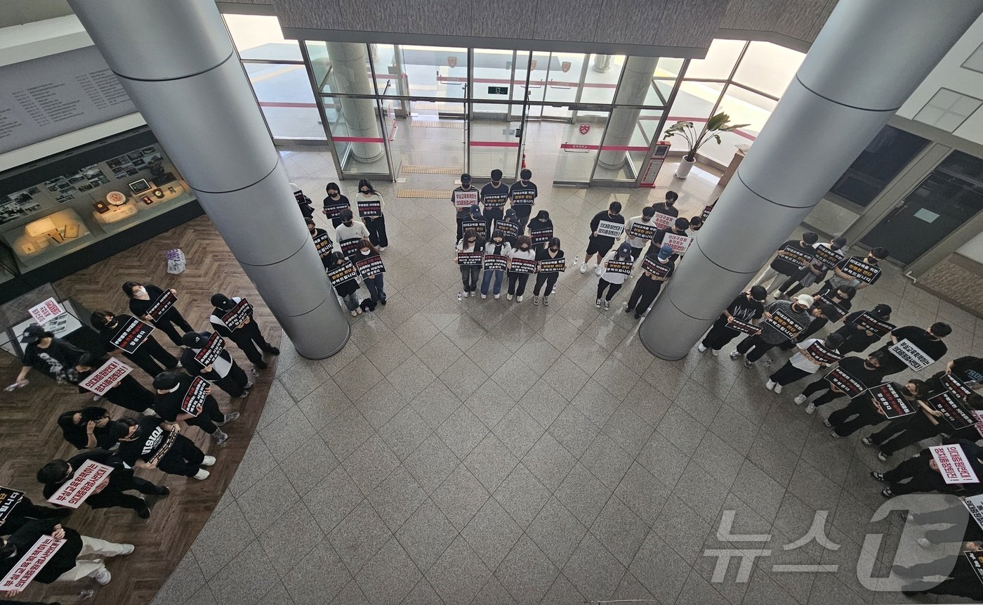본문 이미지 - 23일 오전 충북대학교에서 의과대학 정원 증원 등의 학칙 개정안을 심의하는 대학평의원회가 열리고 있다. 대학평의원회가 열리고 있는 충북대학본부 5층에서 학생들이 침묵 시위를 하고 있다.2024.5.23/뉴스1 ⓒ News1 이재규 기자