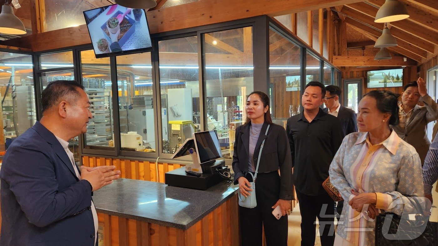 본문 이미지 -  웅셍리티(오른쪽) 캄보디아 노동직업훈련부 차관이 22일 고창 상하농원을 방문하고 신기문 본부장으로부터 설명을 듣고 있다.(고창군 제공)2024.5.22/뉴스1   