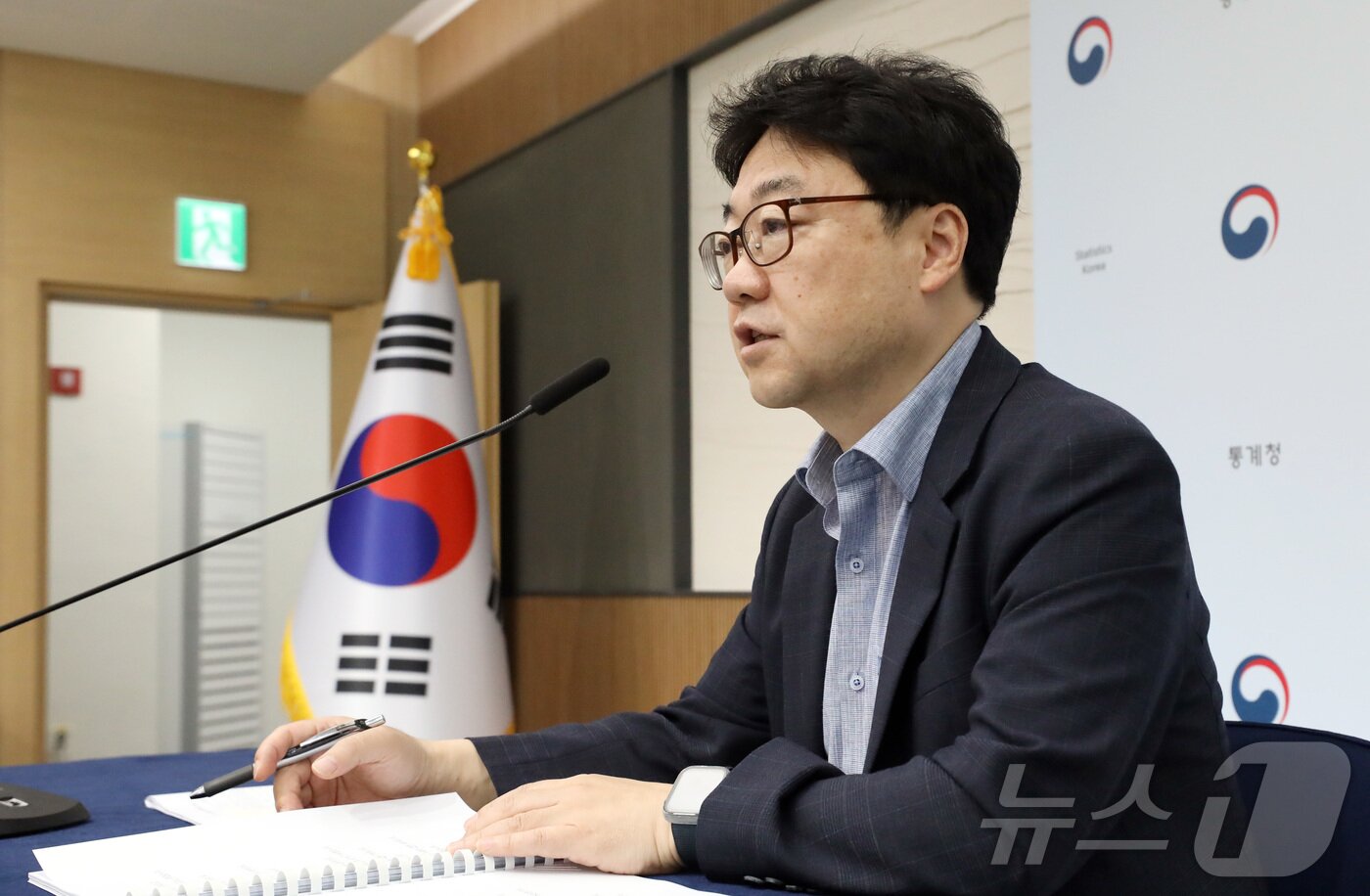 본문 이미지 - 이진석 통계청 가계수지동향과장이 23일 세종시 정부세종청사에서 2024년 1/4분기 가계동향조사 결과를 발표하고 있다. 2024.5.23/뉴스1