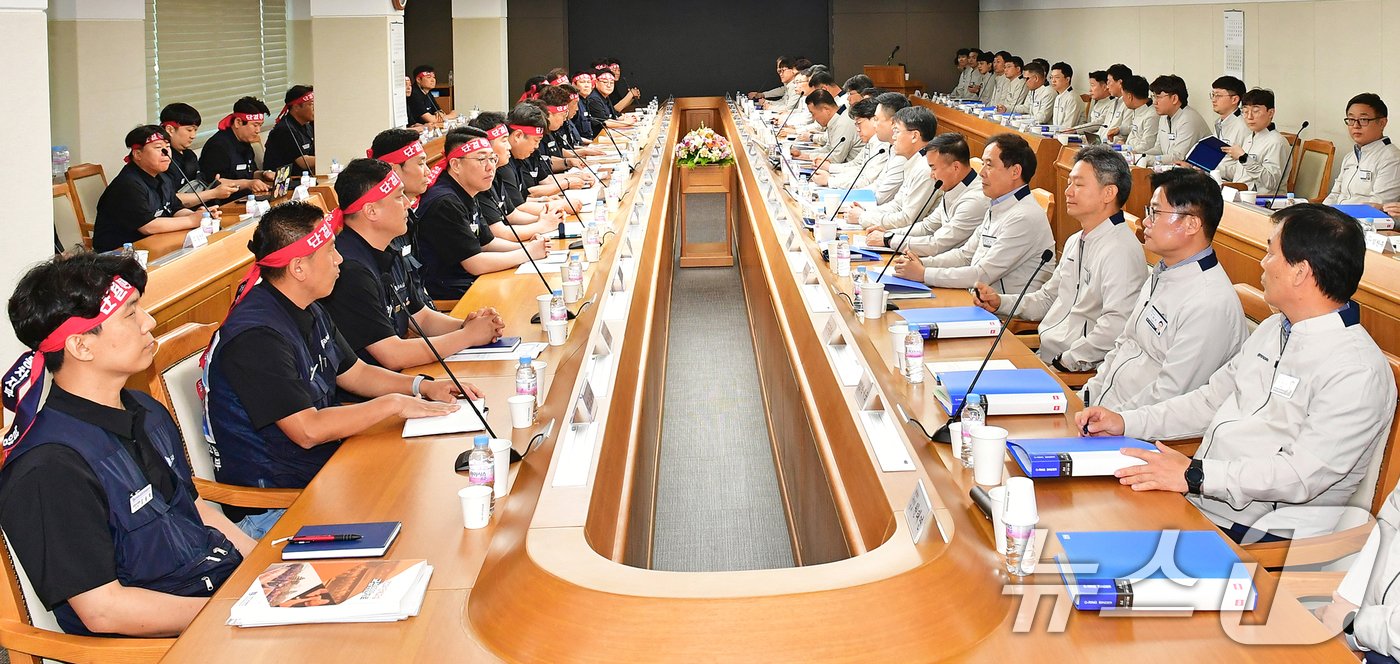 본문 이미지 - 현대자동차 노사 관계자들이 23일 현대차 울산공장 본관 동행룸에서 2024년 임금협상 교섭 상견례를 하고 있다.&#40;현대자동차 제공&#41; 2024.5.23/뉴스1 ⓒ News1 조민주 기자