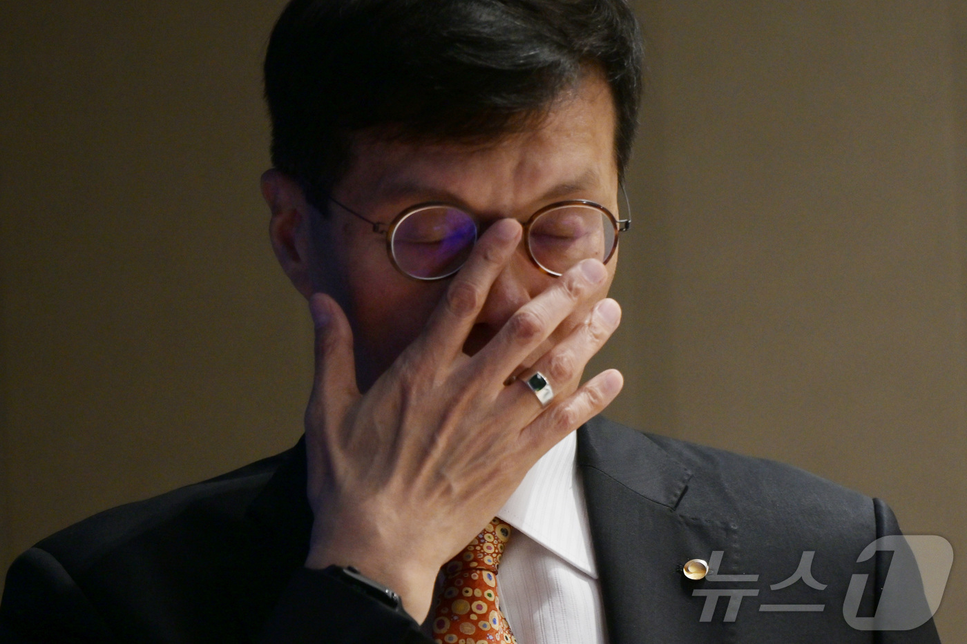 (서울=뉴스1) 사진공동취재단 = 이창용 한국은행 총재가 23일 서울 중구 한국은행 본부에서 열린 통화정책방향 기자간담회에 참석하며 안경을 고쳐 쓰고 있다. 2024.5.23/뉴스 …