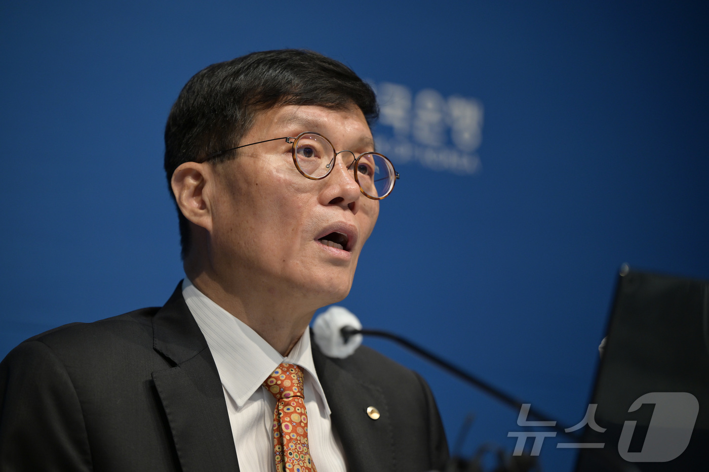 (서울=뉴스1) 사진공동취재단 = 이창용 한국은행 총재가 23일 서울 중구 한국은행 본부에서 열린 통화정책방향 기자간담회에서 발언하고 있다. 2024.5.23/뉴스1