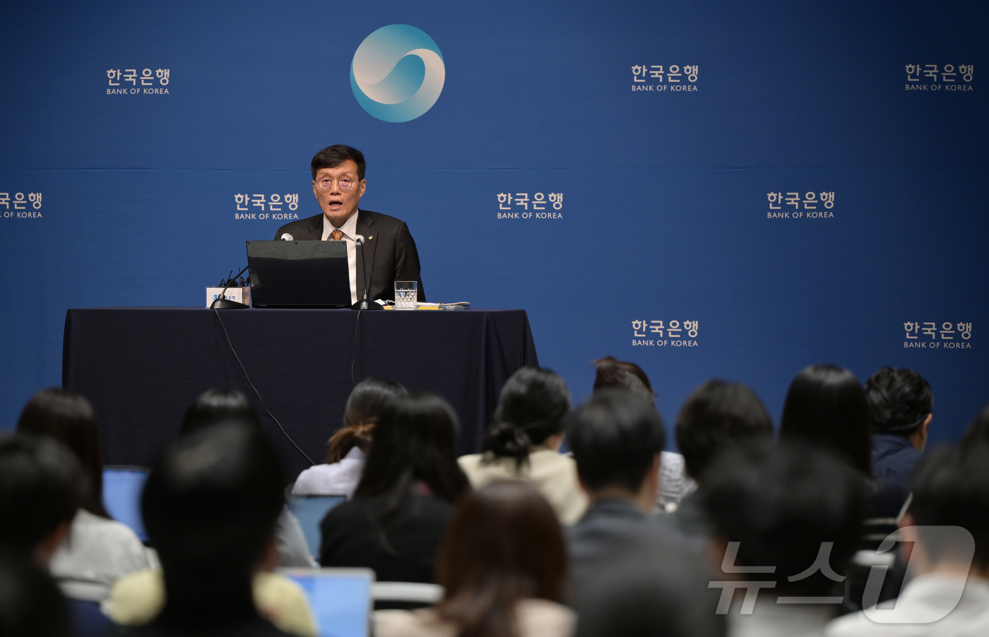 (서울=뉴스1) 사진공동취재단 = 이창용 한국은행 총재가 23일 서울 중구 한국은행 본부에서 열린 통화정책방향 기자간담회에서 발언하고 있다. 2024.5.23/뉴스1
