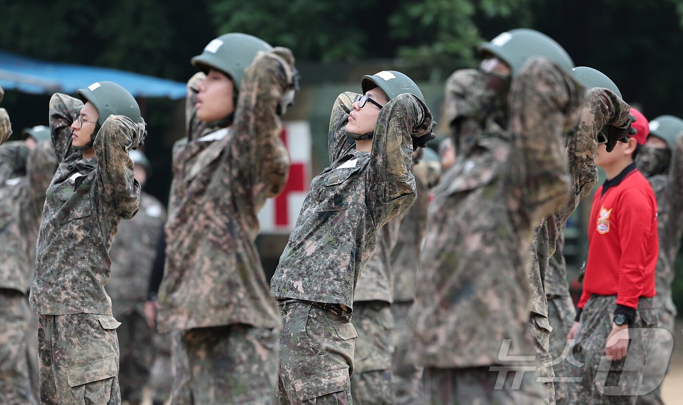 본문 이미지 - 육군 제5포병여단 강속대대 장병들이 23일 경기도 연천군에 위치한 유격장에서 유격훈련을 받고 있다. 2024.5.23/뉴스1 ⓒ News1 김성진 기자