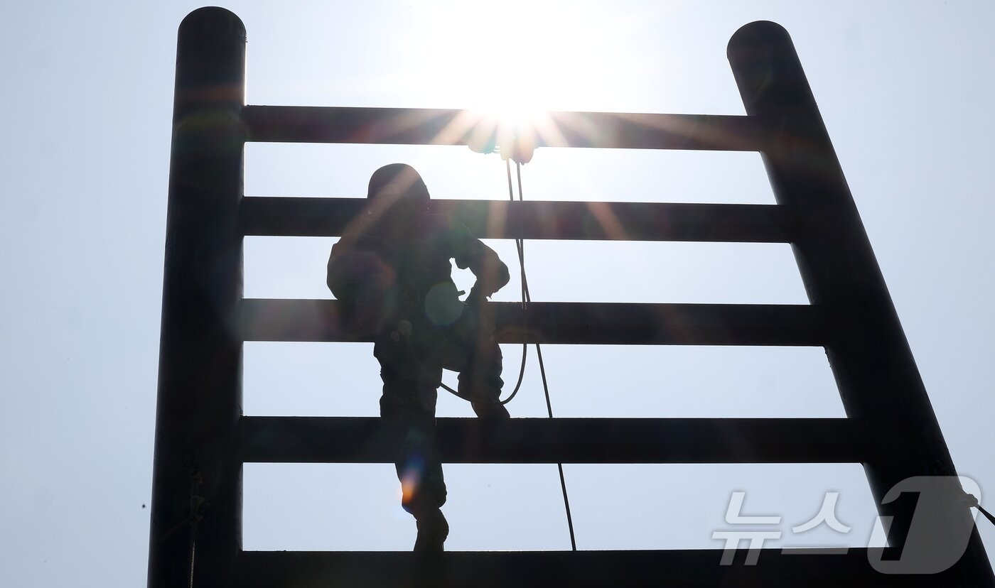 본문 이미지 - 육군 제5포병여단 강속대대 장병들이 23일 경기도 연천군에 위치한 유격장에서 유격훈련을 받고 있다. 2024.5.23/뉴스1 ⓒ News1 김성진 기자