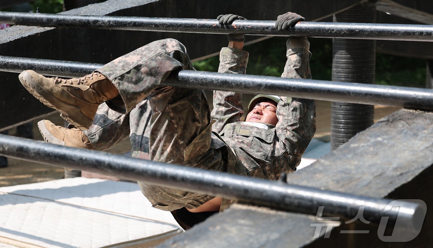 본문 이미지 - 육군 제5포병여단 강속대대 장병들이 23일 경기도 연천군에 위치한 유격장에서 유격훈련을 받고 있다. 2024.5.23/뉴스1 ⓒ News1 김성진 기자