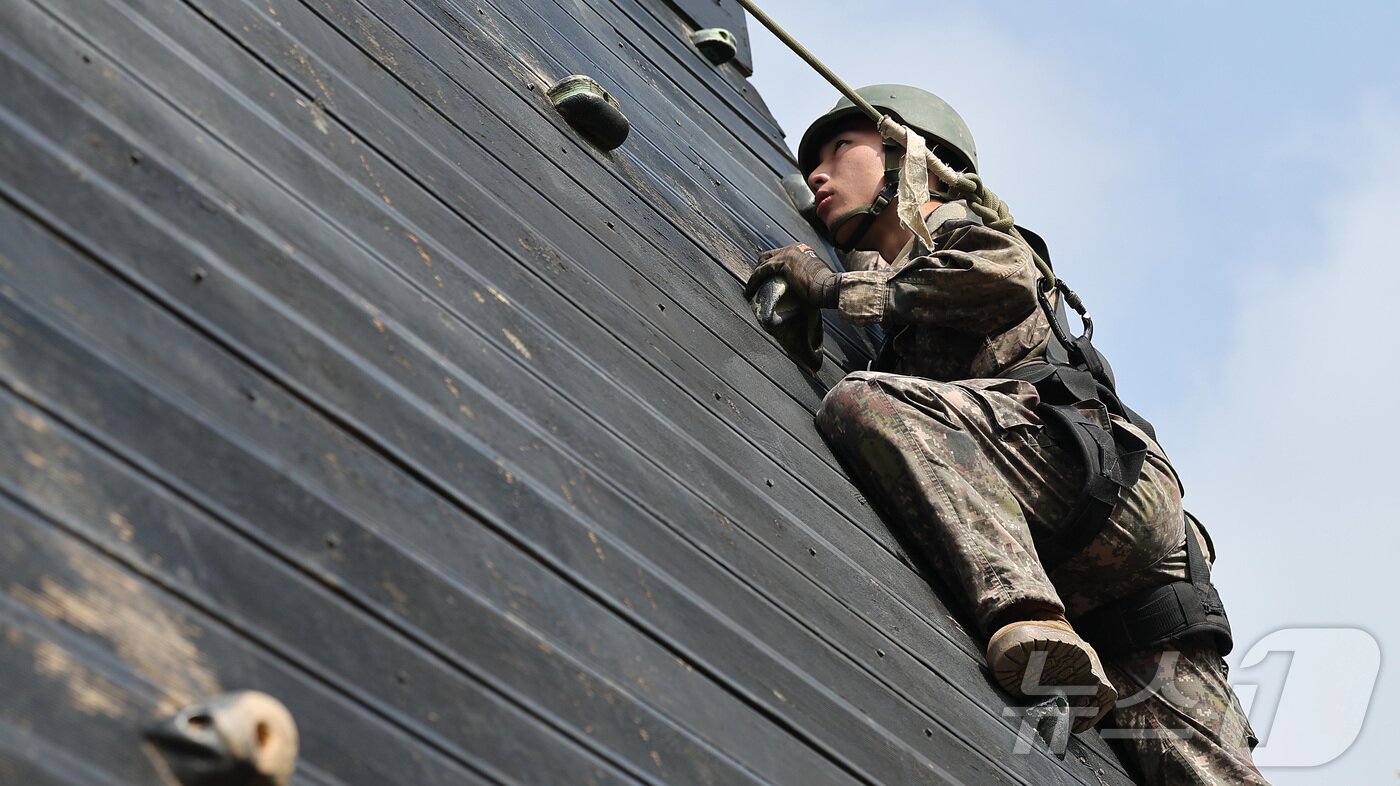 본문 이미지 - 육군 제5포병여단 강속대대 장병들이 23일 경기도 연천군에 위치한 유격장에서 유격훈련을 받고 있다. 2024.5.23/뉴스1 ⓒ News1 김성진 기자