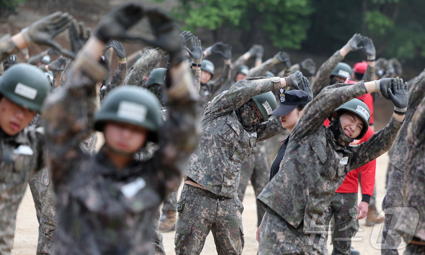 본문 이미지 - 육군 제5포병여단 강속대대 장병들이 23일 경기도 연천군에 위치한 유격장에서 유격훈련을 받고 있다.2024.5.23/뉴스1 ⓒ News1 김성진 기자